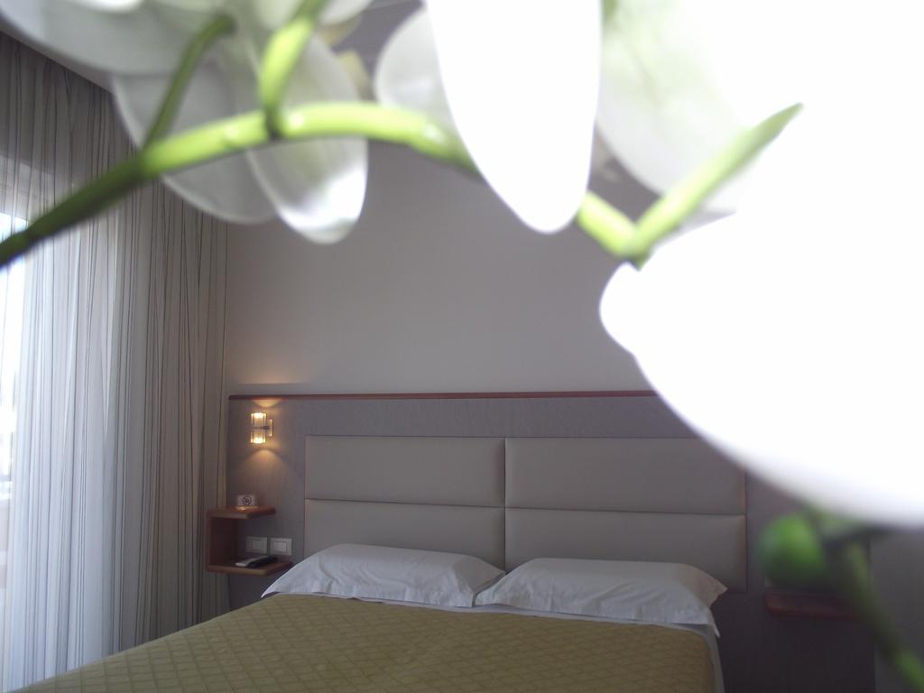 Hotel Il Girasole Terracina Exterior foto
