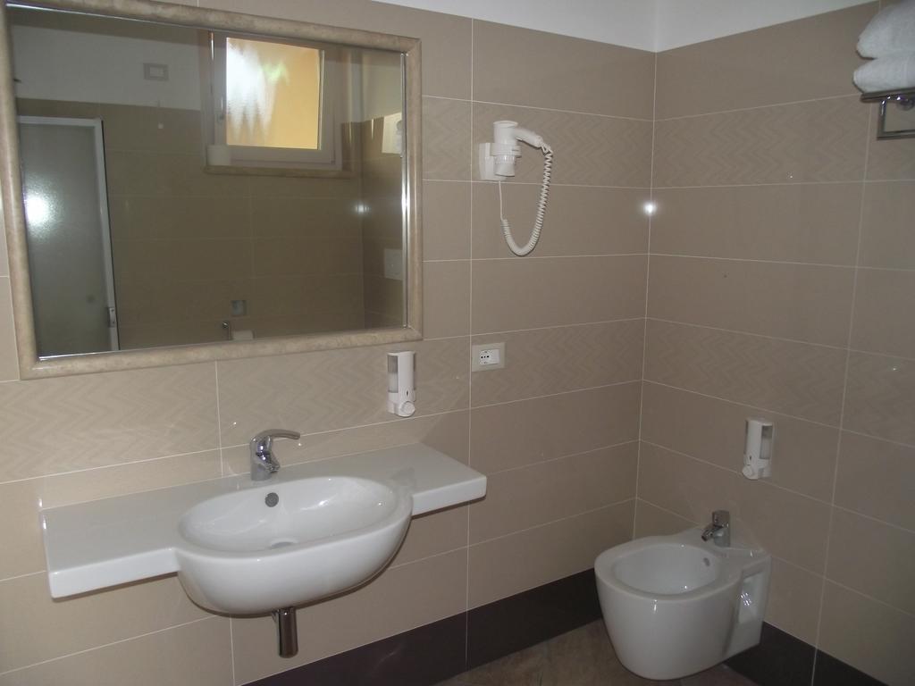Hotel Il Girasole Terracina Zimmer foto