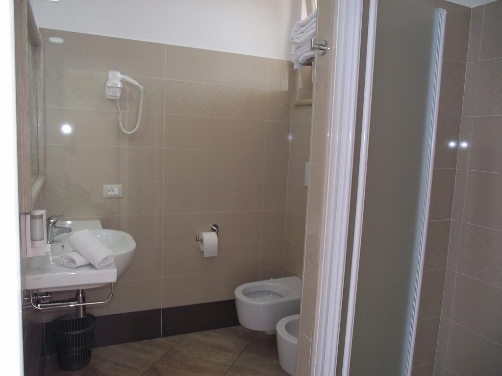 Hotel Il Girasole Terracina Zimmer foto