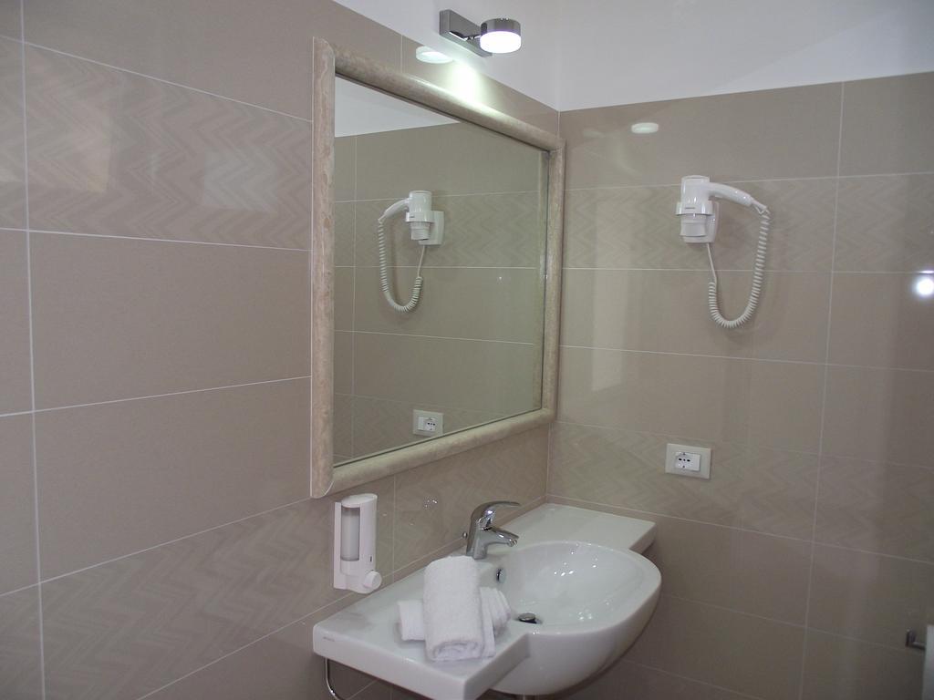 Hotel Il Girasole Terracina Zimmer foto